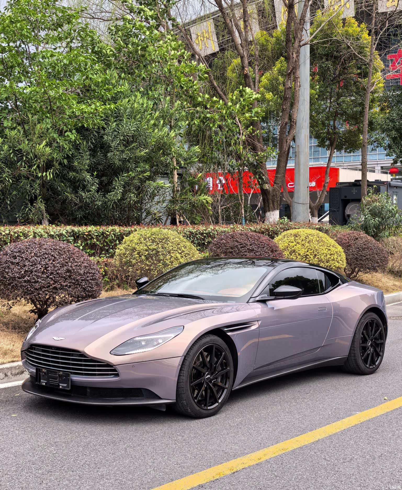 Aston Martin DB11, 2022 2