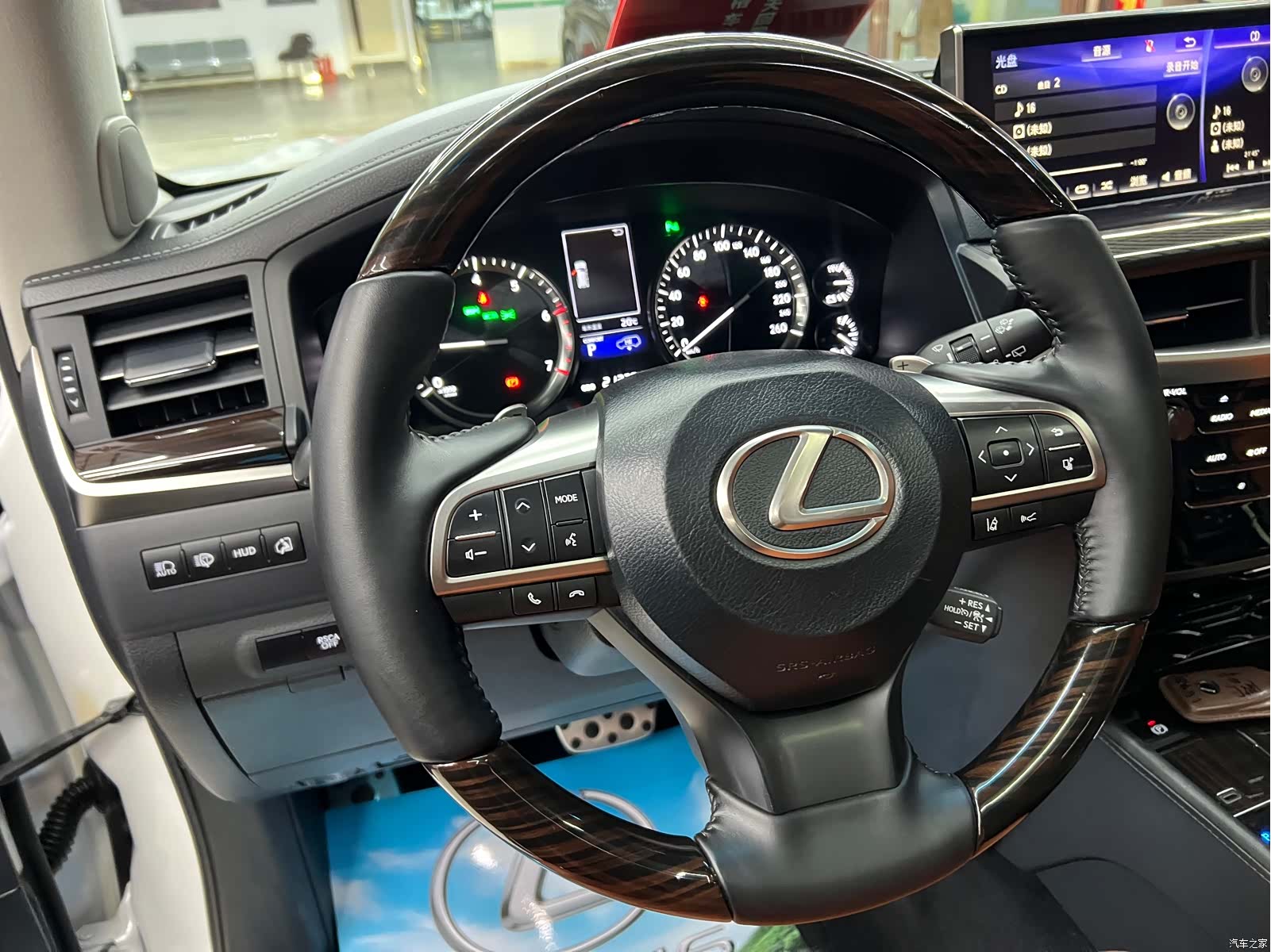 Lexus LX, 2018 17