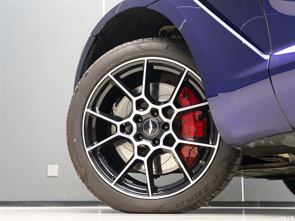 Aston Martin DBX, 2023 все фото