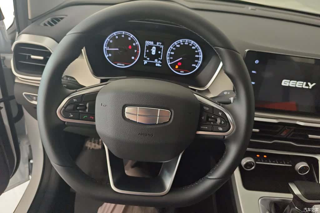 Geely Coolray, 2026 15