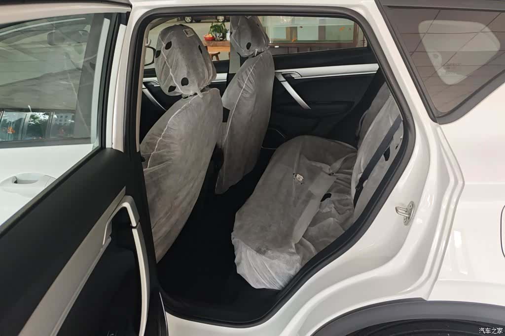 Geely Coolray, 2026 11