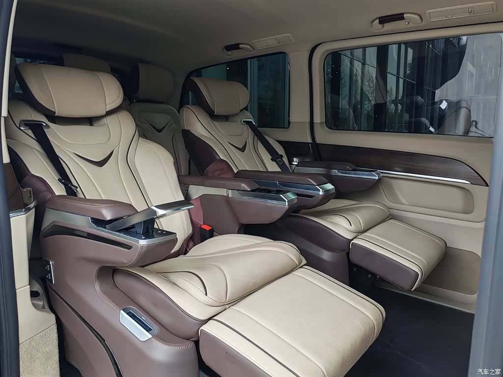 Mercedes-Benz V-Class, 2024 16
