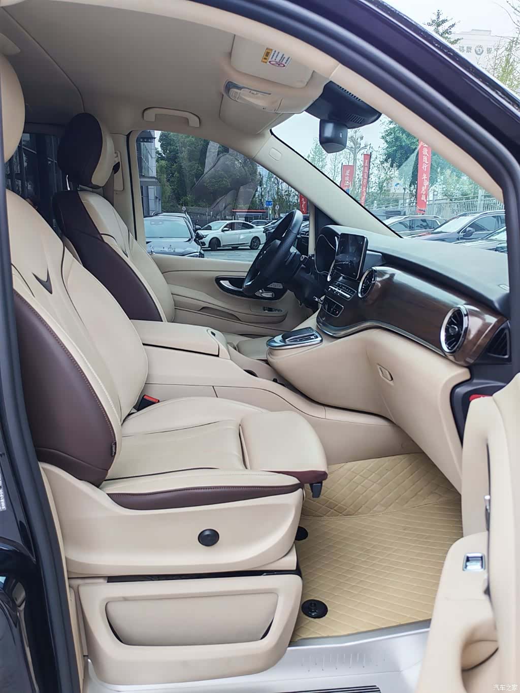 Mercedes-Benz V-Class, 2024 15