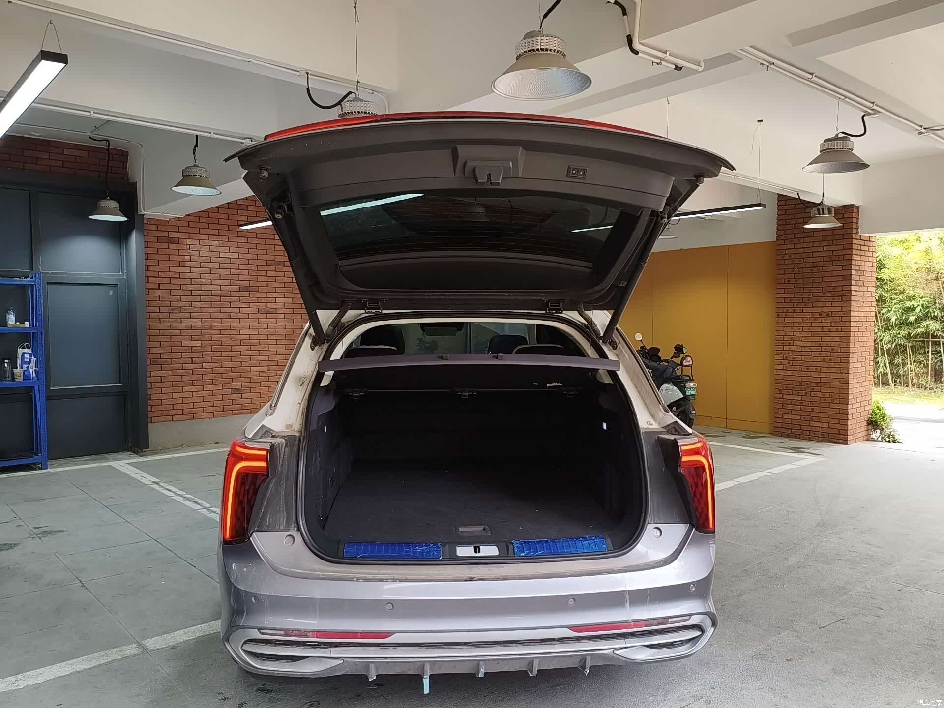 Hongqi E-HS9, 2023 18