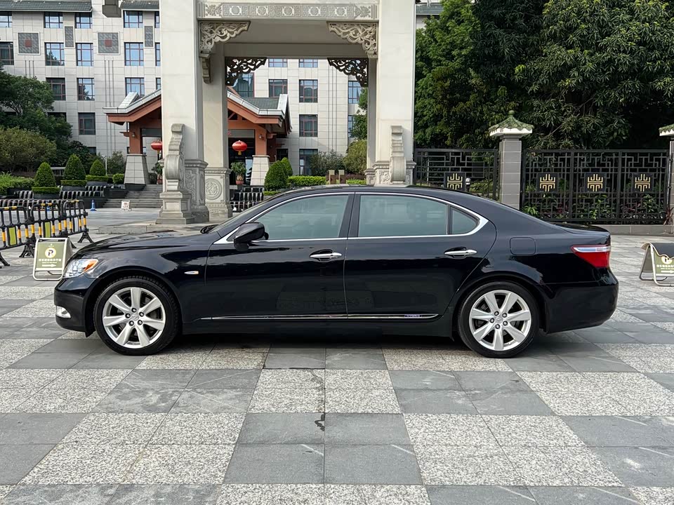 Lexus LS