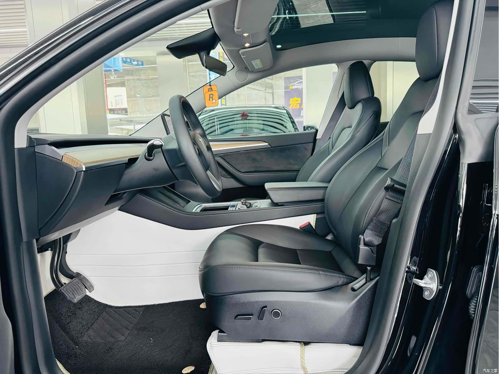 Tesla Model Y, 2023 4