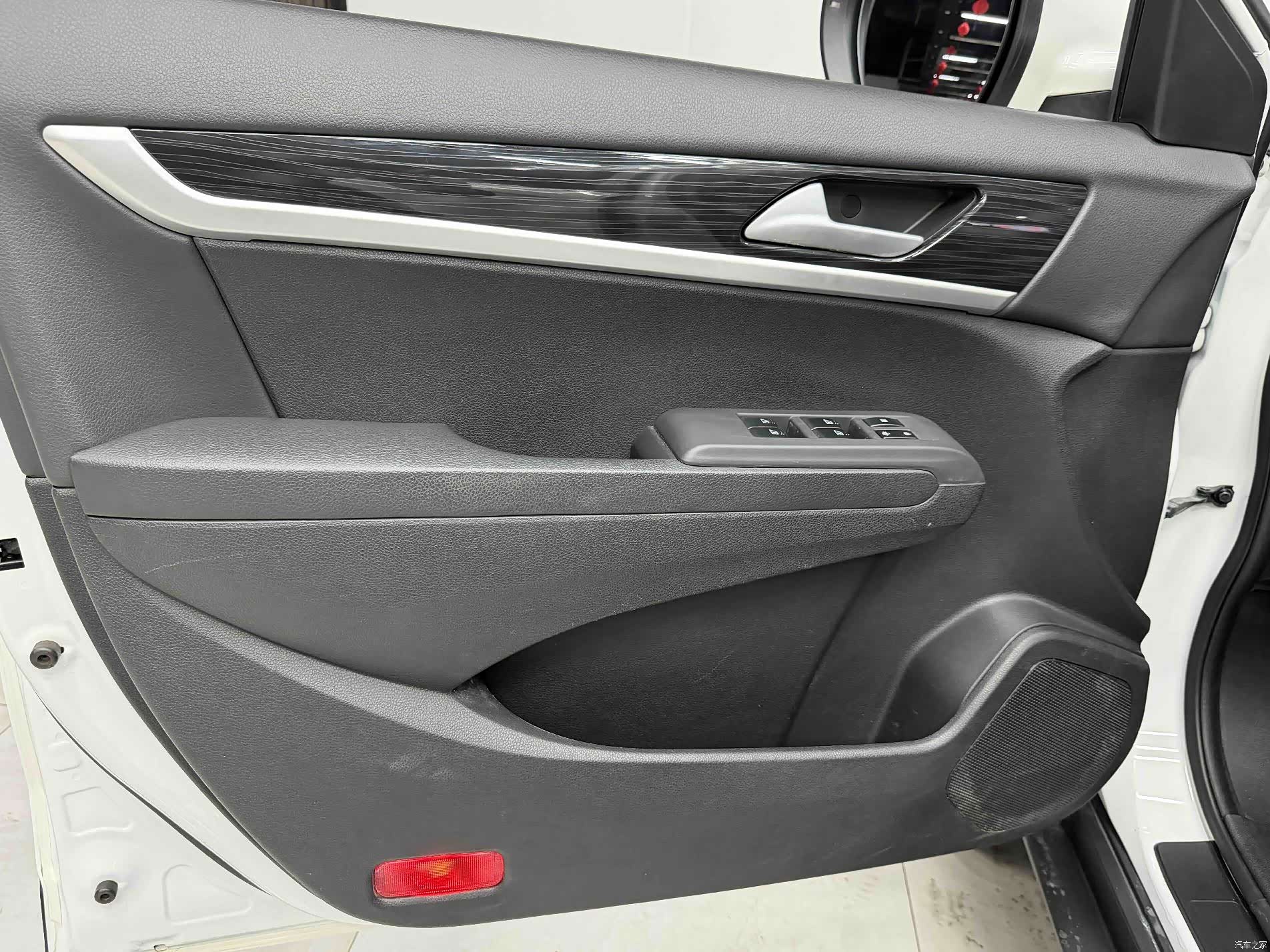 DongFeng AX7, 2017 13