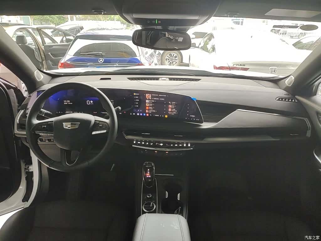 Cadillac XT4, 2025 10