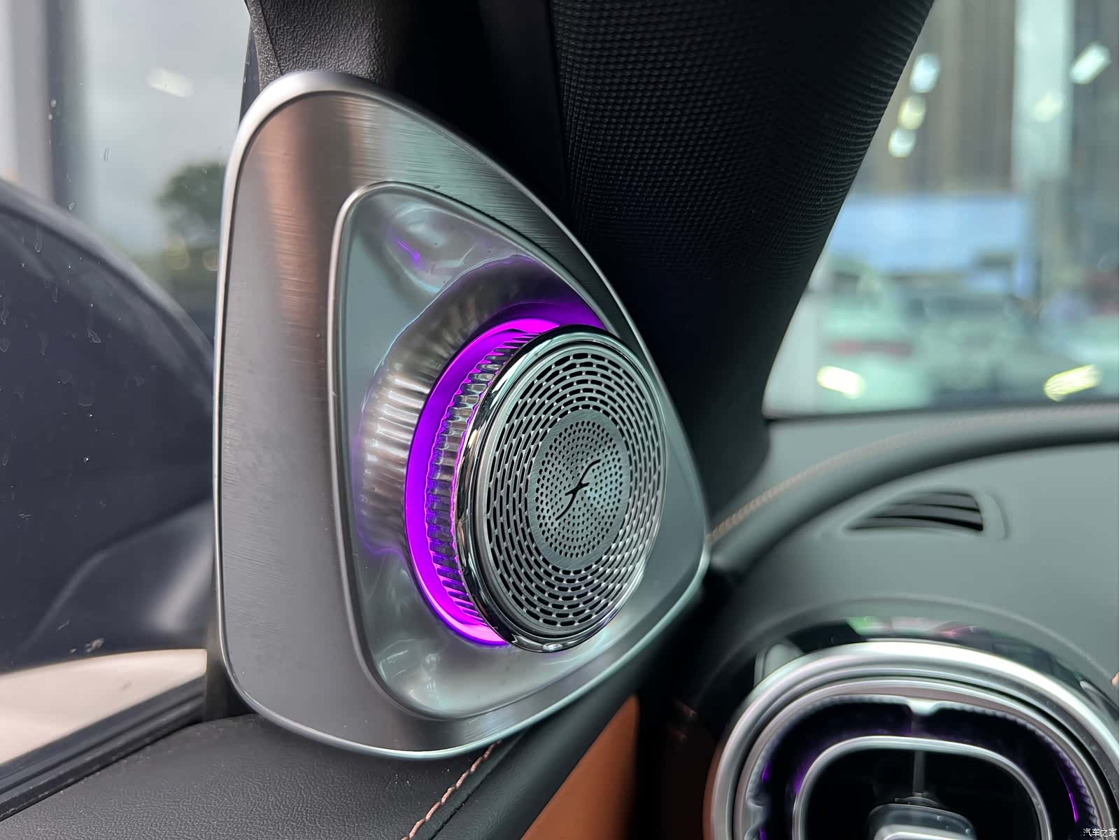 Mercedes-Benz C-Class, 2024 27
