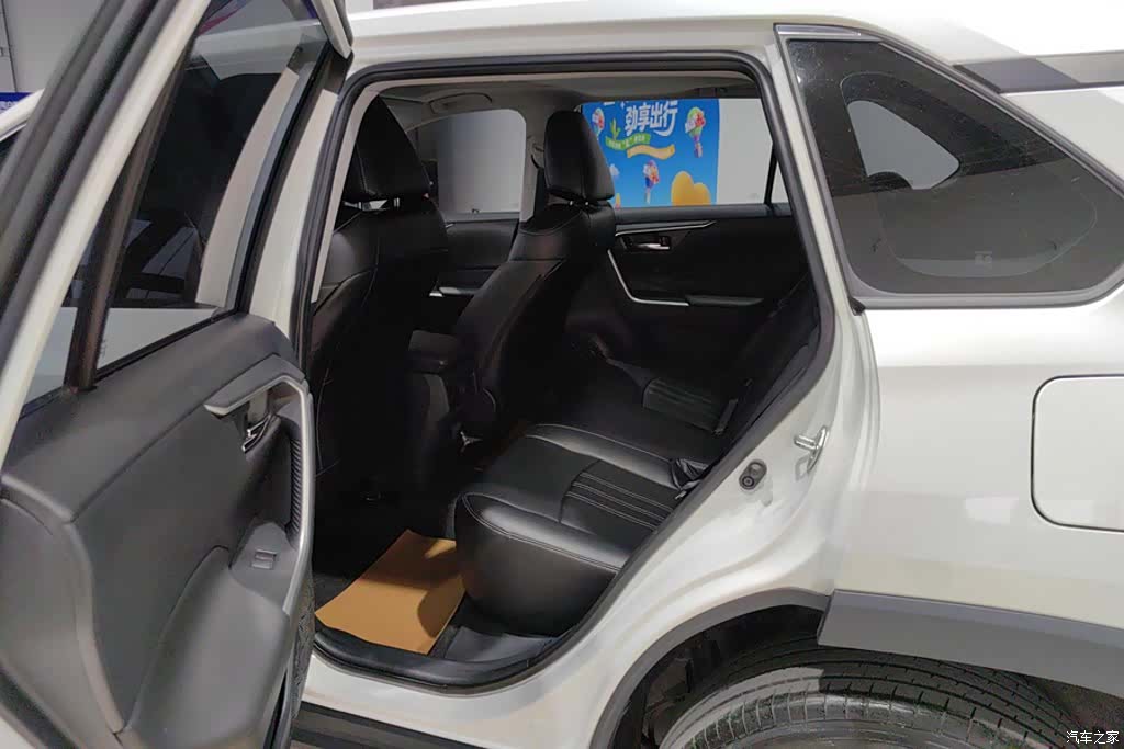Toyota RAV4, 2023 11