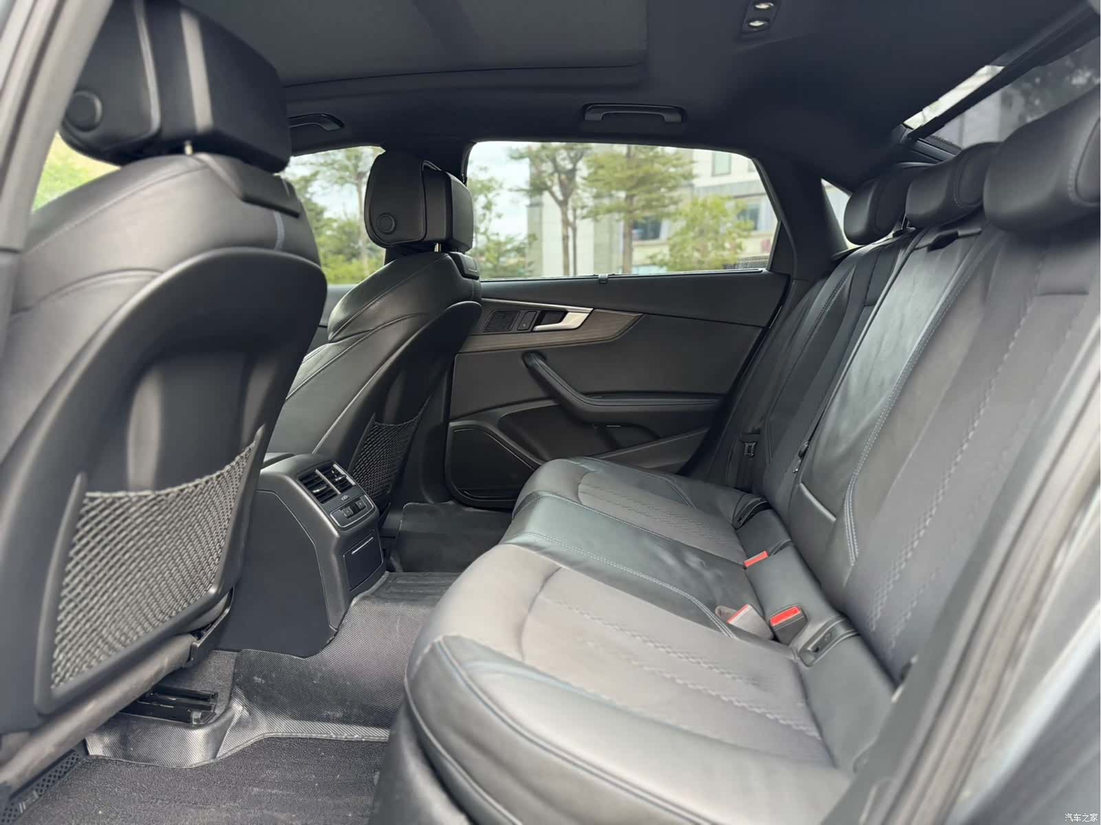 Audi A4L, 2019 все фото