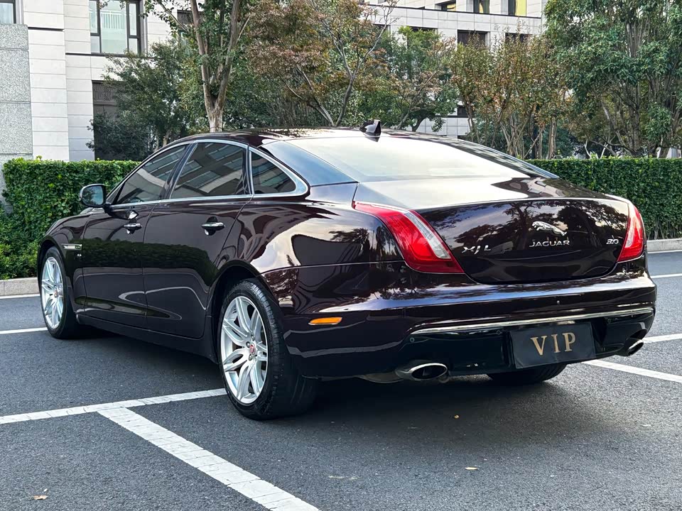 Jaguar XJ