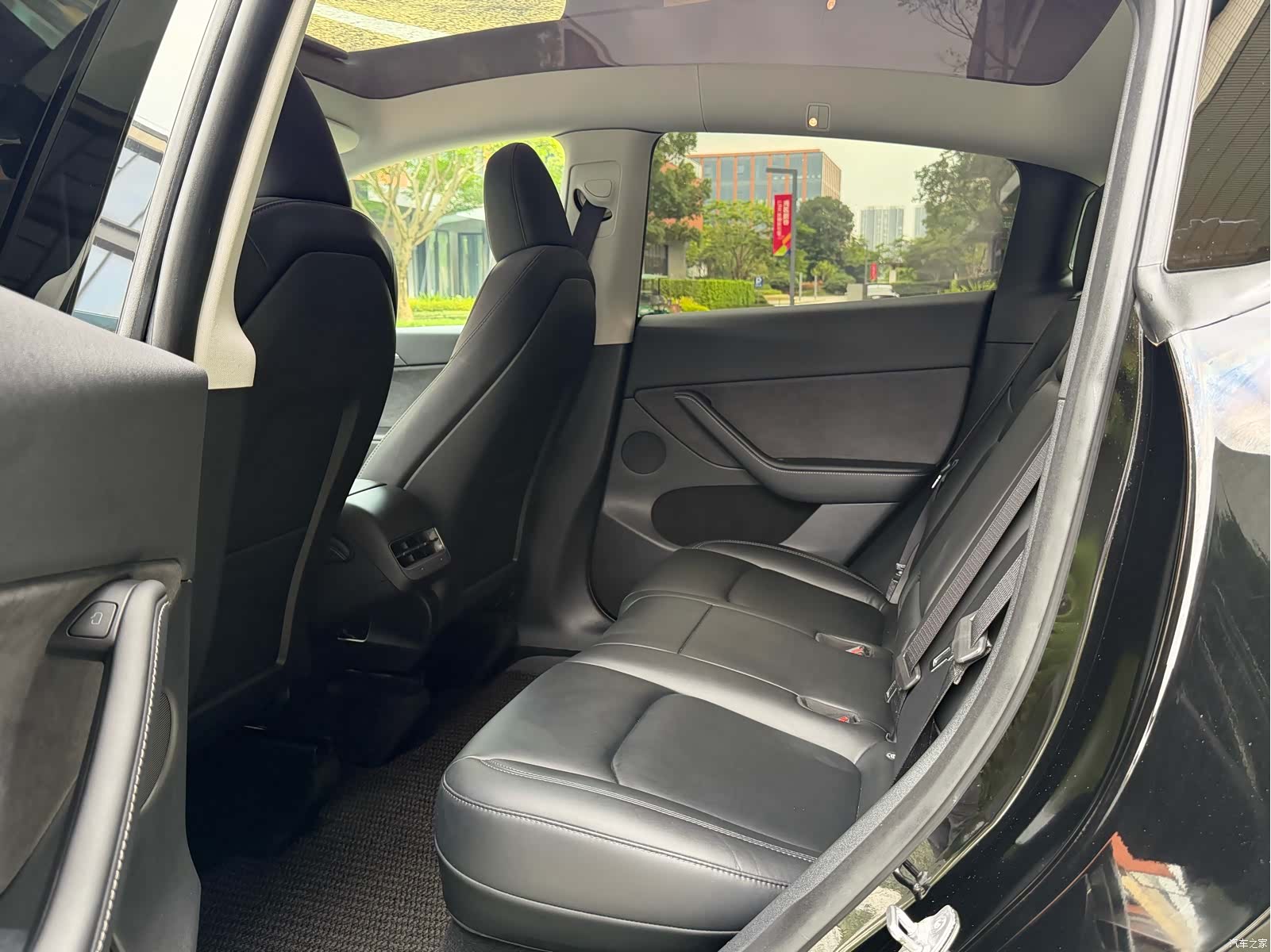 Tesla Model Y, 2024 8