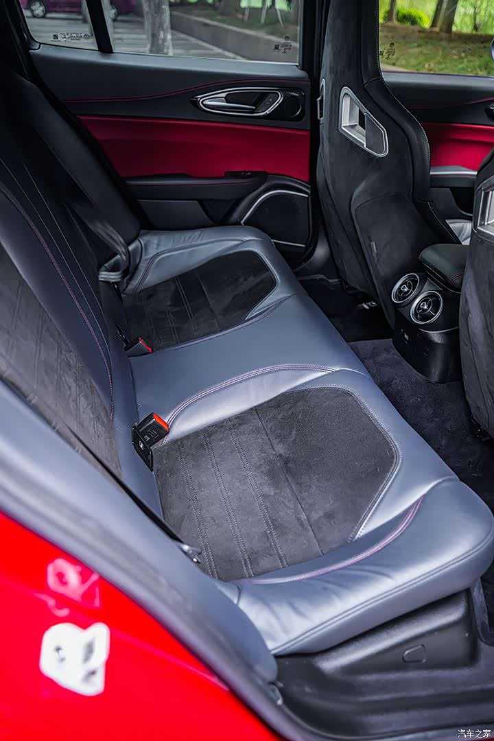 Alfa Romeo Giulia, 2022 15