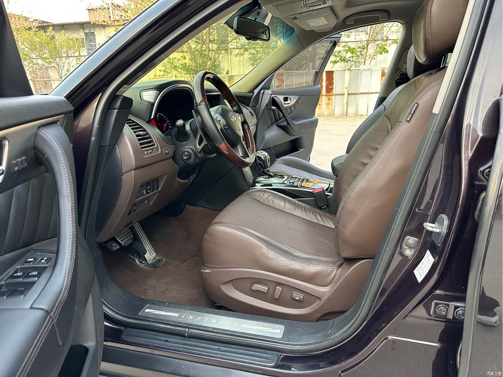 Infiniti FX35, 2011 7