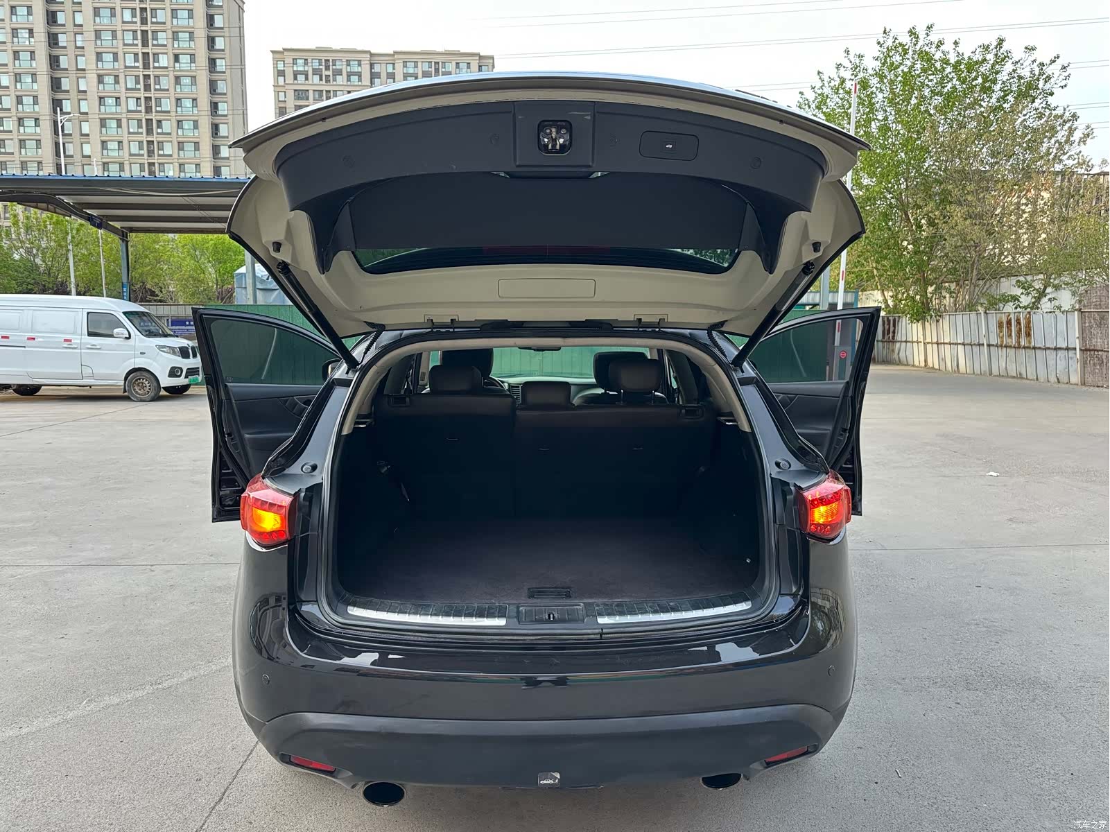 Infiniti FX35, 2011 9