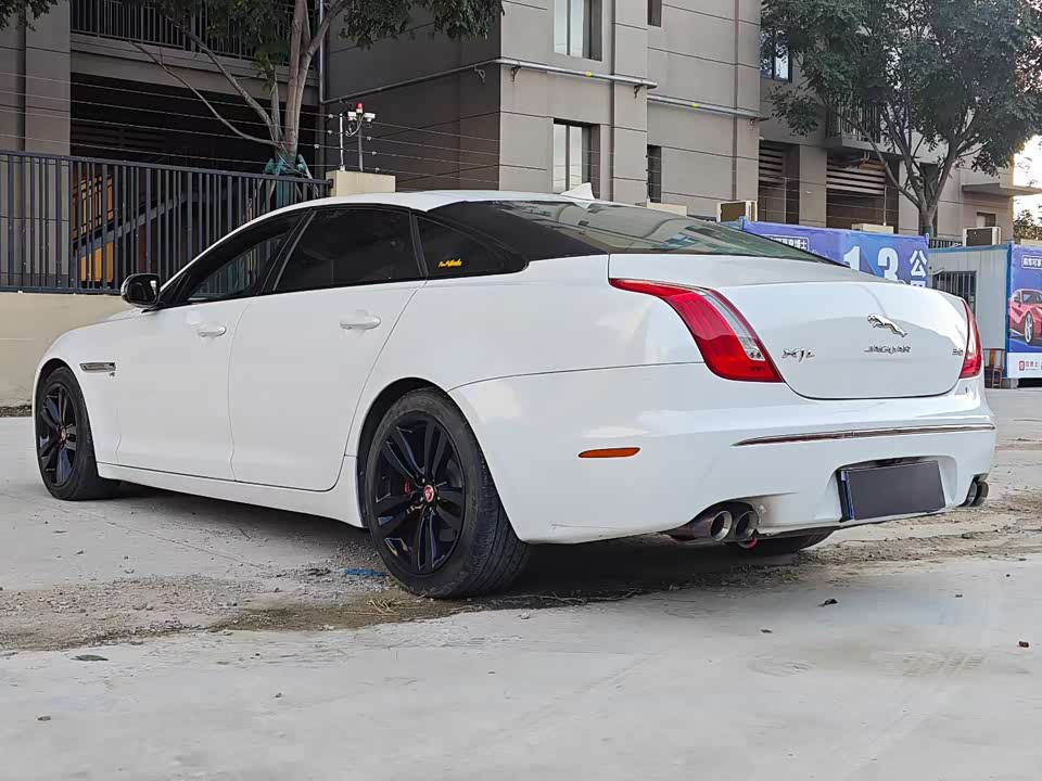 Jaguar XJ
