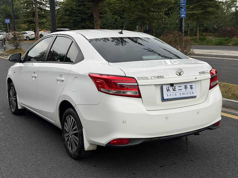 Toyota YARiS L to enjoy