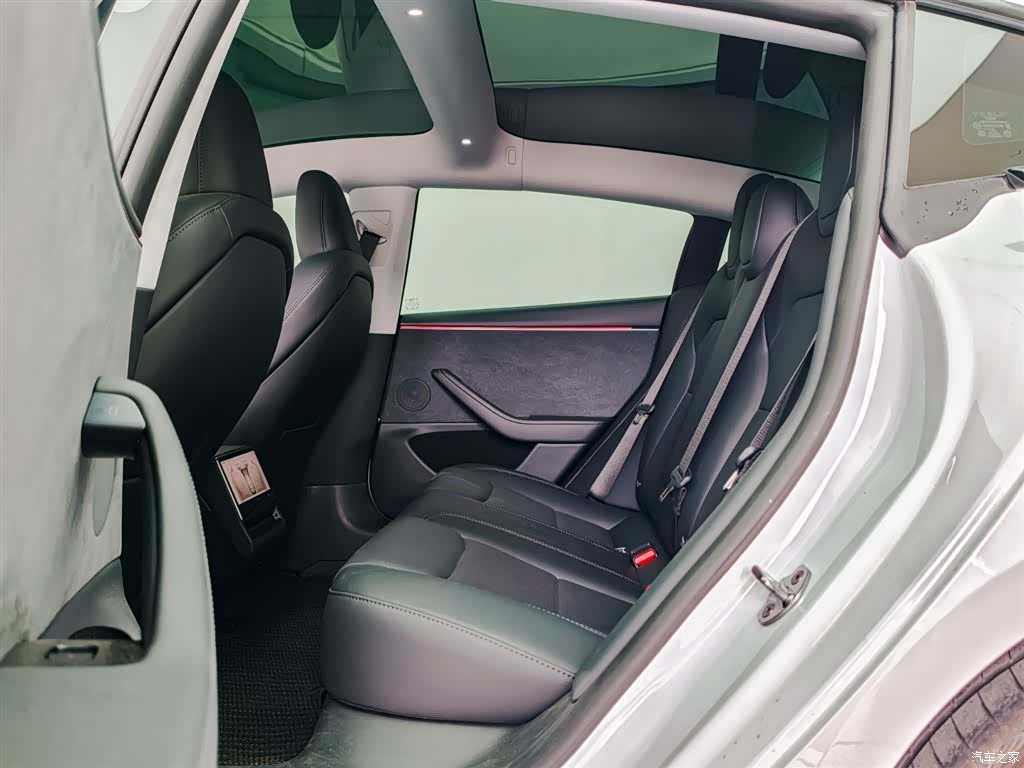 Tesla Model 3, 2025 11