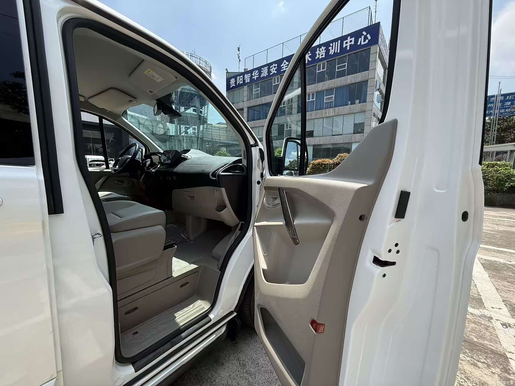 Ford Tourneo, 2017 13