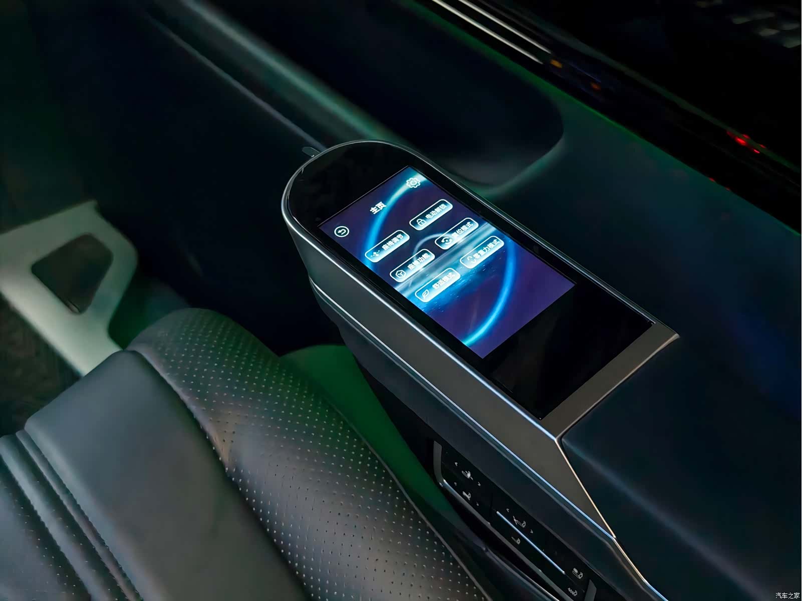 Mercedes-Benz 7, 2025 22