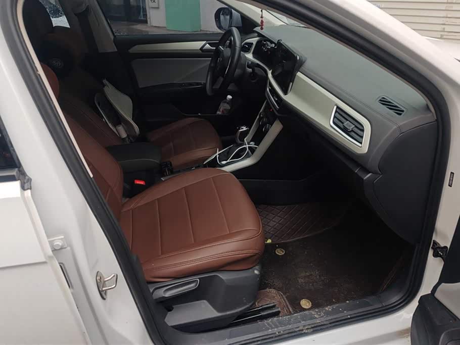 Volkswagen T-ROC exploring Songs