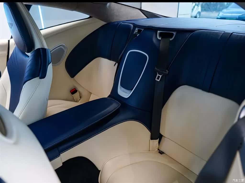 Aston Martin DB11, 2020 8