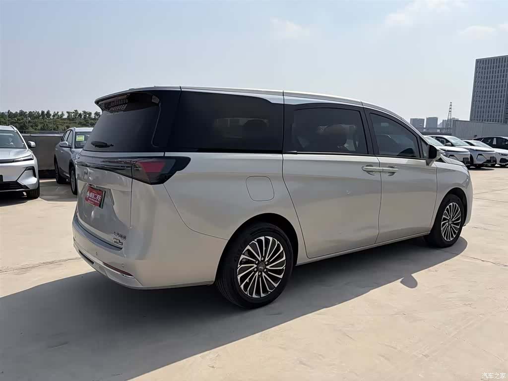Buick GL8, 2025 6