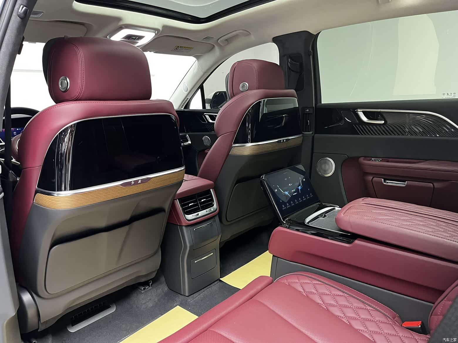 Hongqi E-HS9, 2023 13