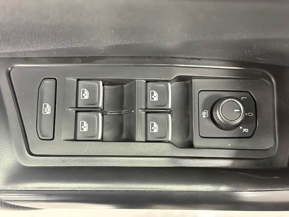 Volkswagen T-ROC exploring Songs