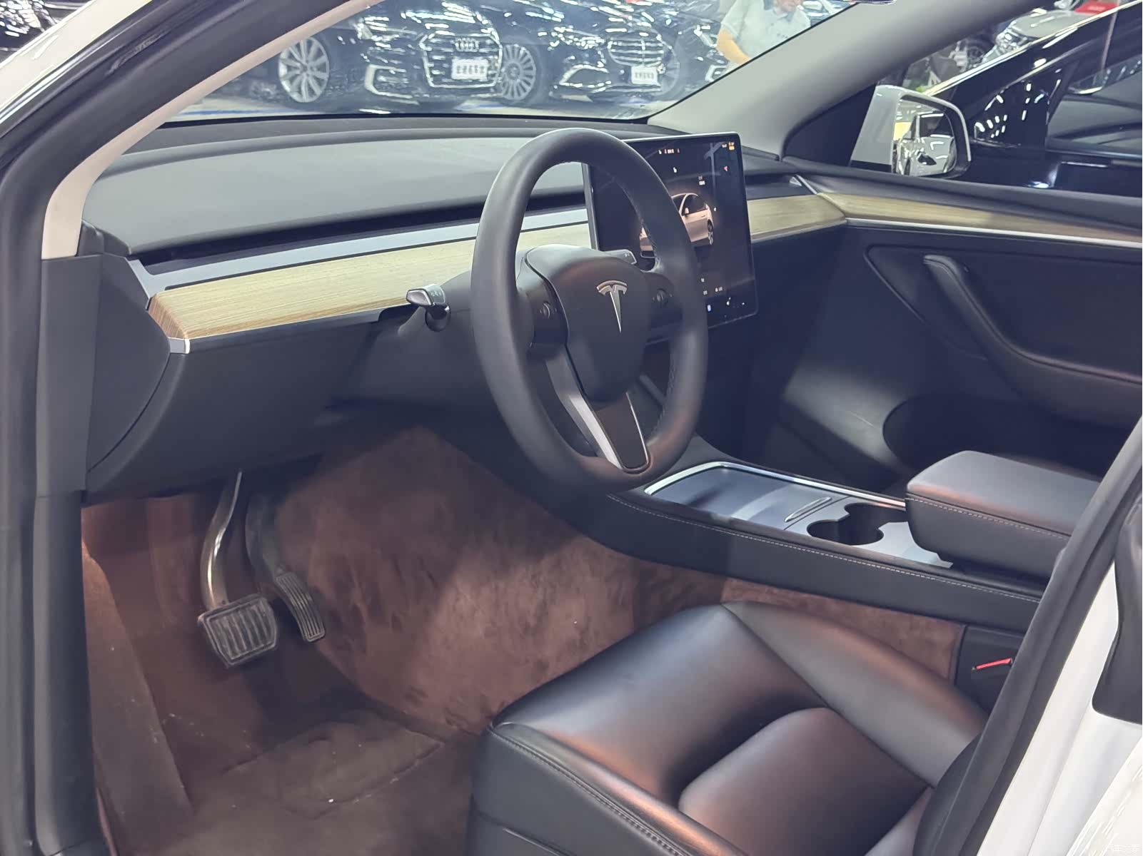 Tesla Model Y, 2023 4