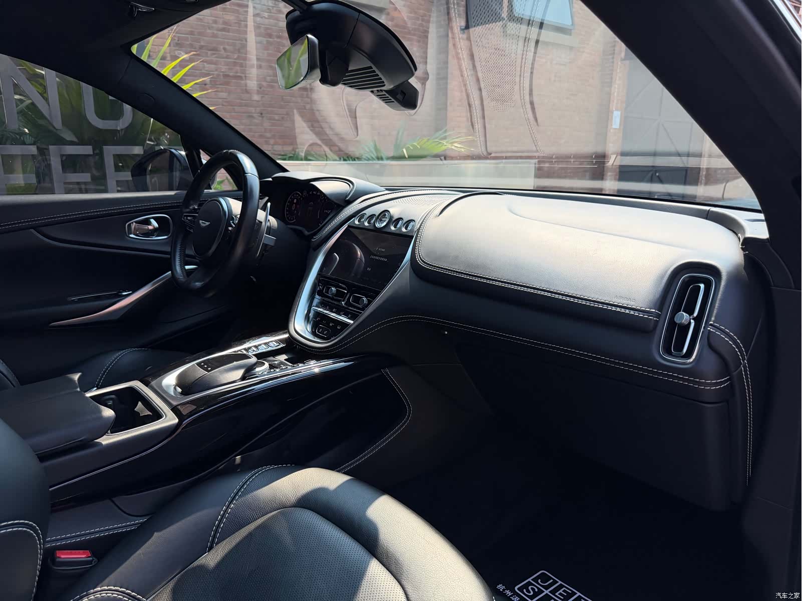 Aston Martin DBX, 2021 8