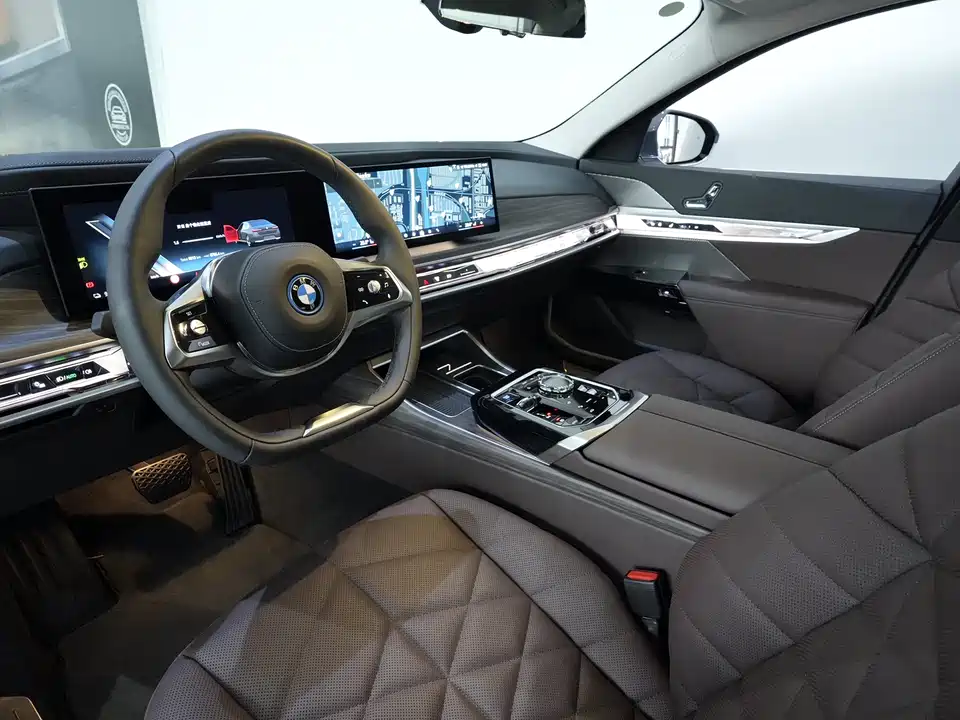 BMW i7