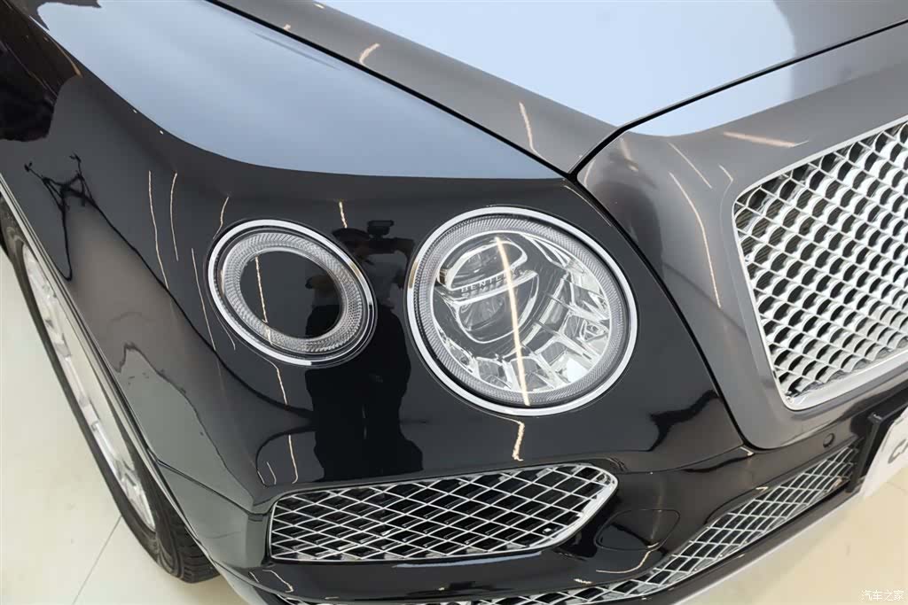Bentley Bentayga, 2018 12