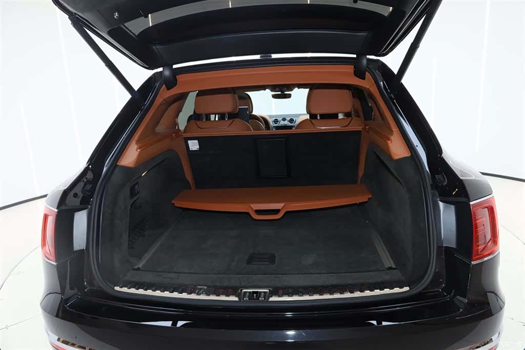 Bentley Bentayga, 2018 10