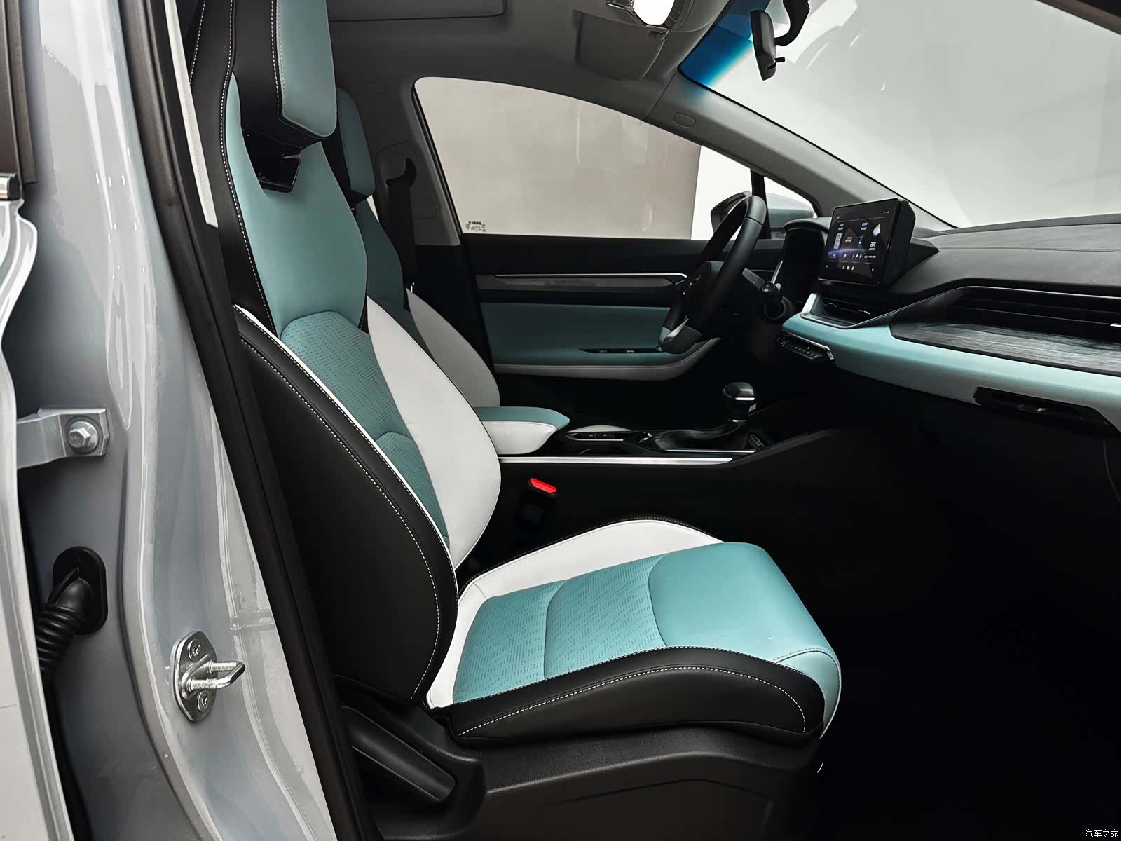 Geely Emgrand, 2023 15