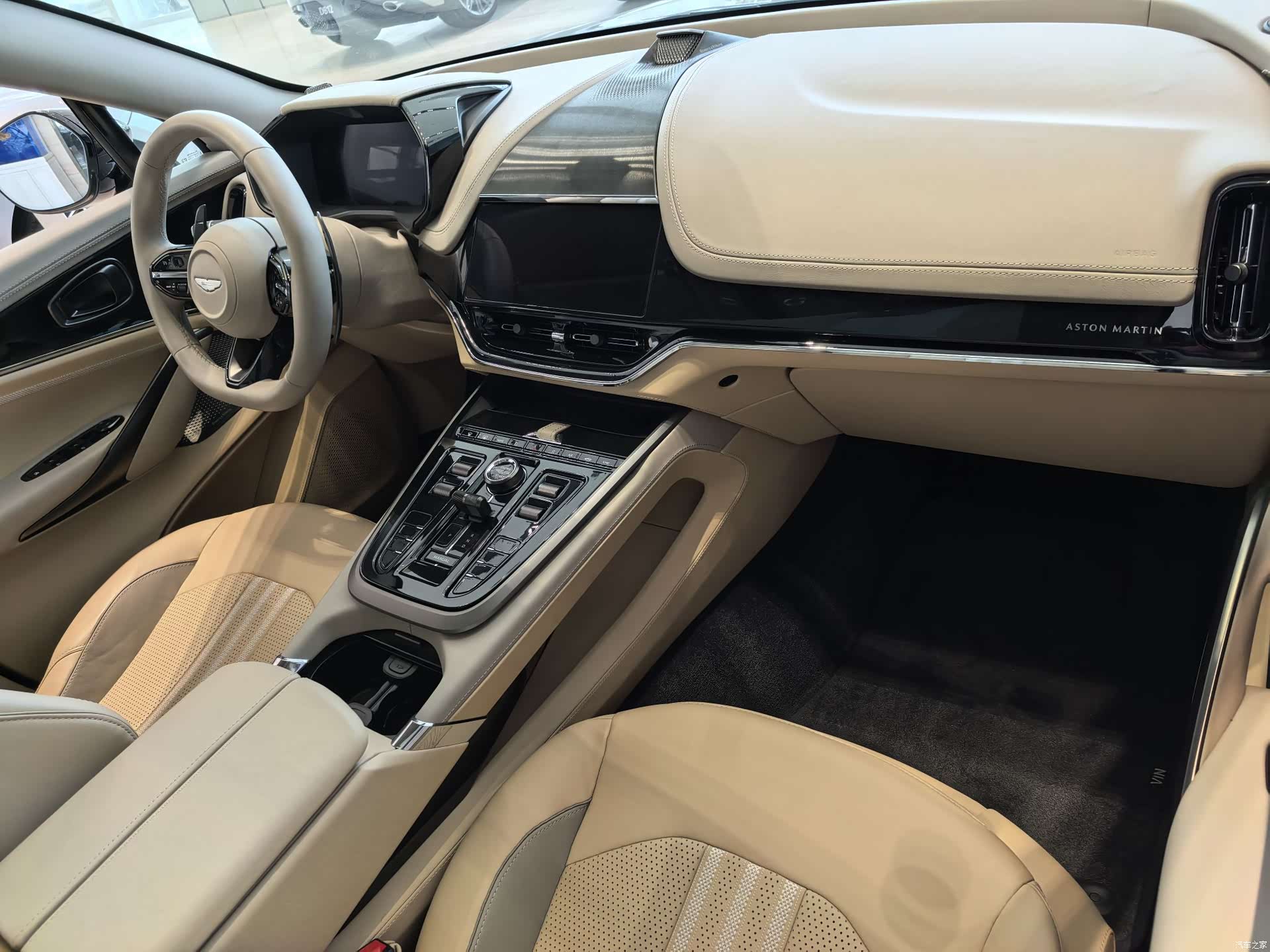 Aston Martin DBX, 2025 6