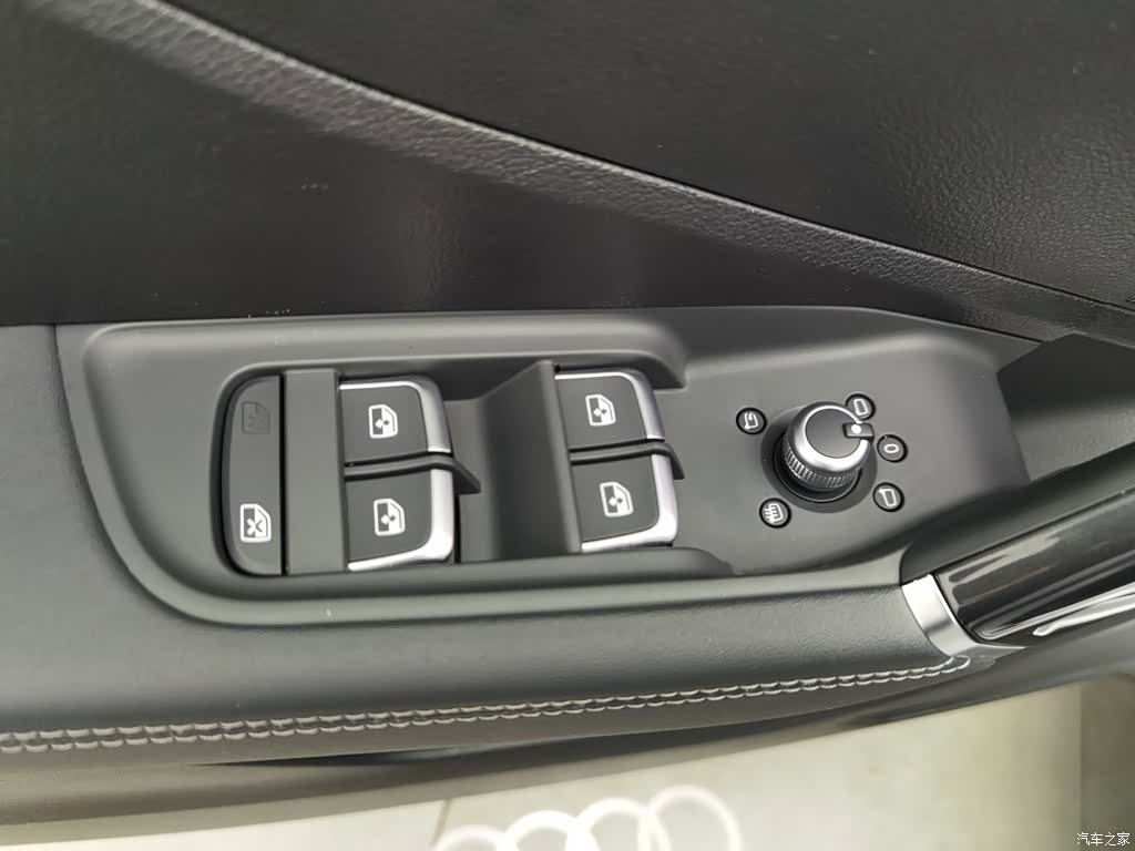 Audi Q2L, 2024 9