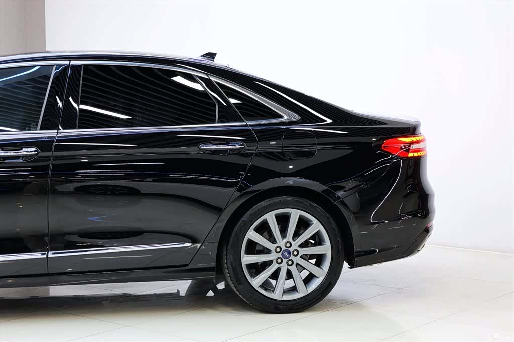 Ford Taurus, 2020 4