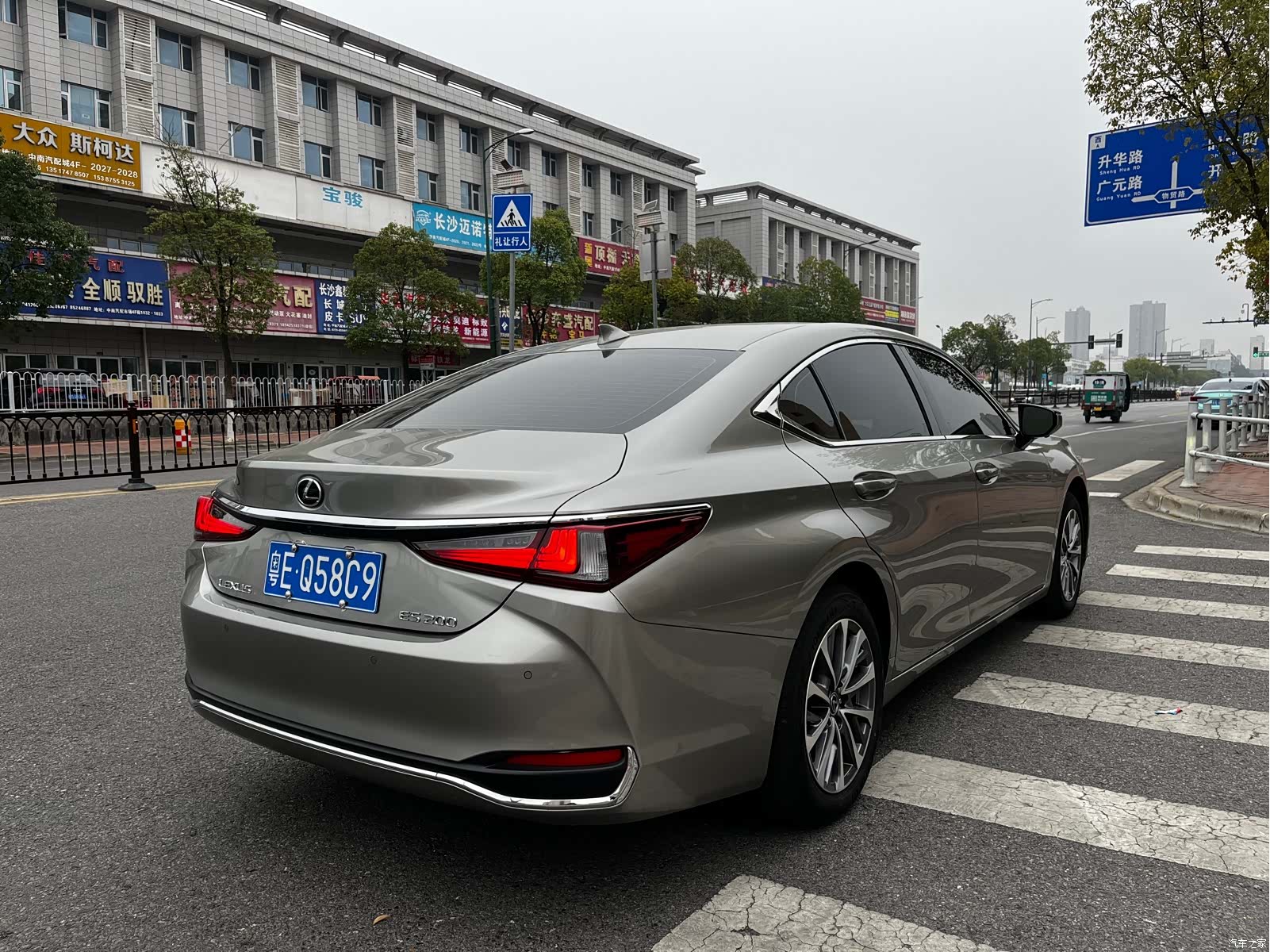 Lexus ES, 2023 все фото