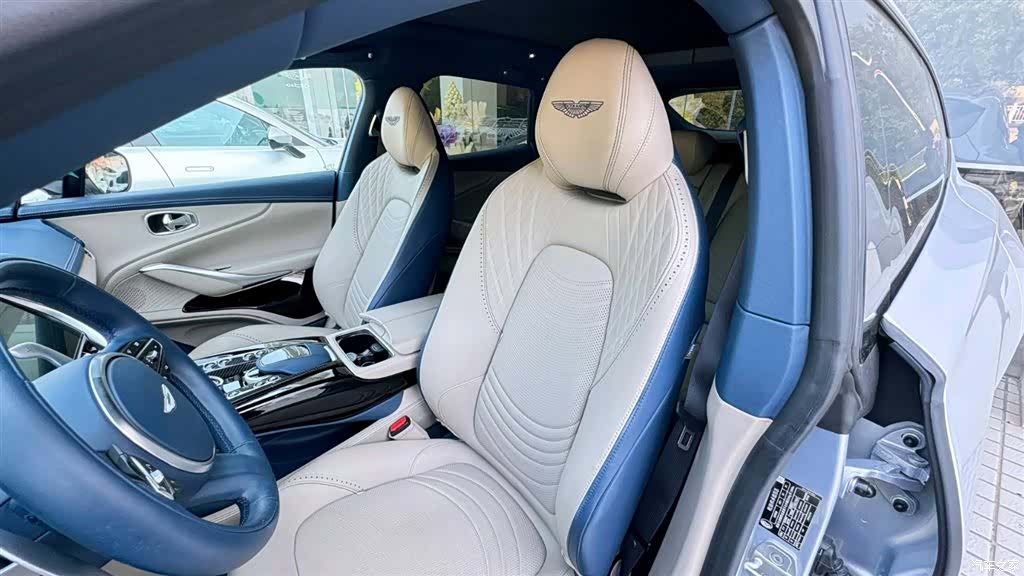 Aston Martin DBX, 2024 все фото
