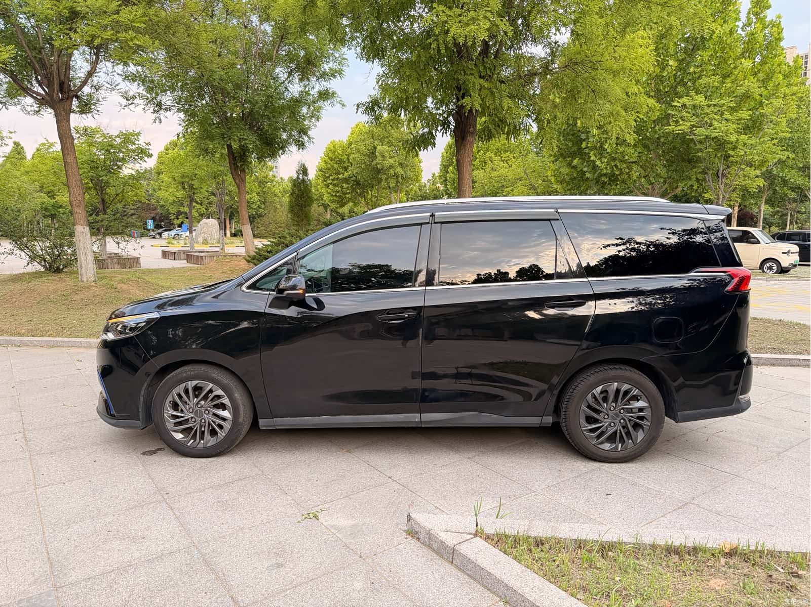 Maxus EUNIQ, 2021 3