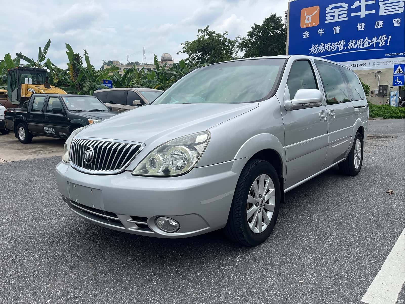 Buick GL8, 2012 1