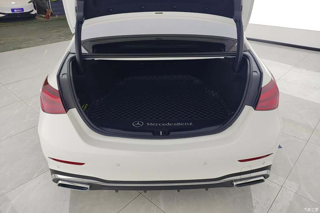 Mercedes-Benz C-Class, 2024 4