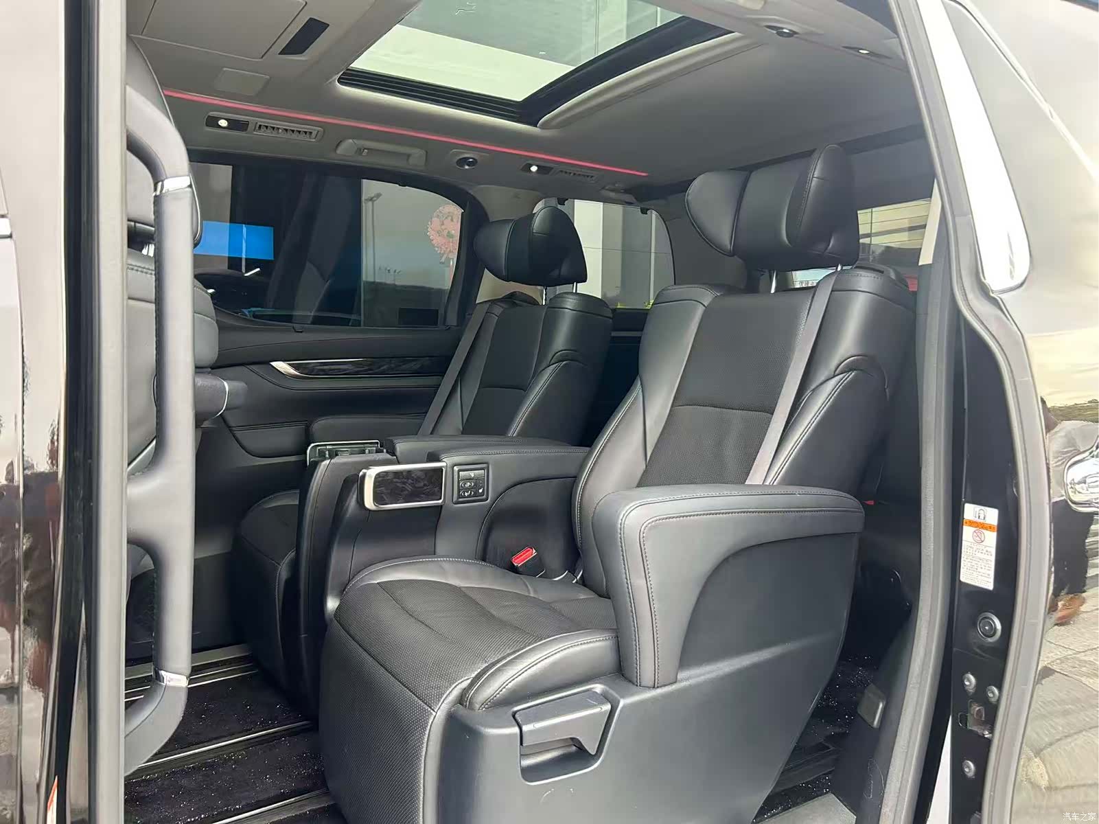 Toyota Vellfire, 2020 11