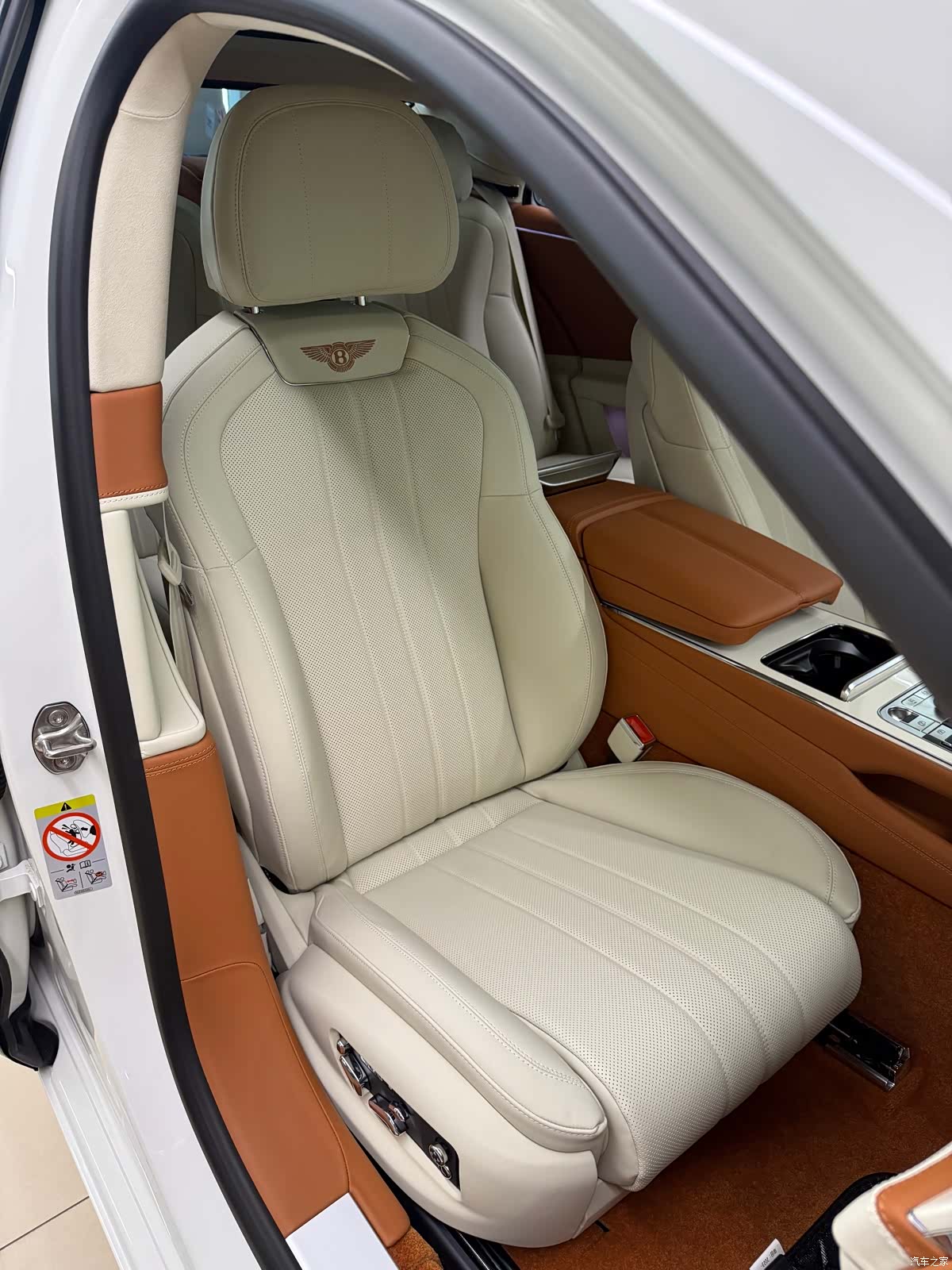 Bentley Flying Spur, 1900 4