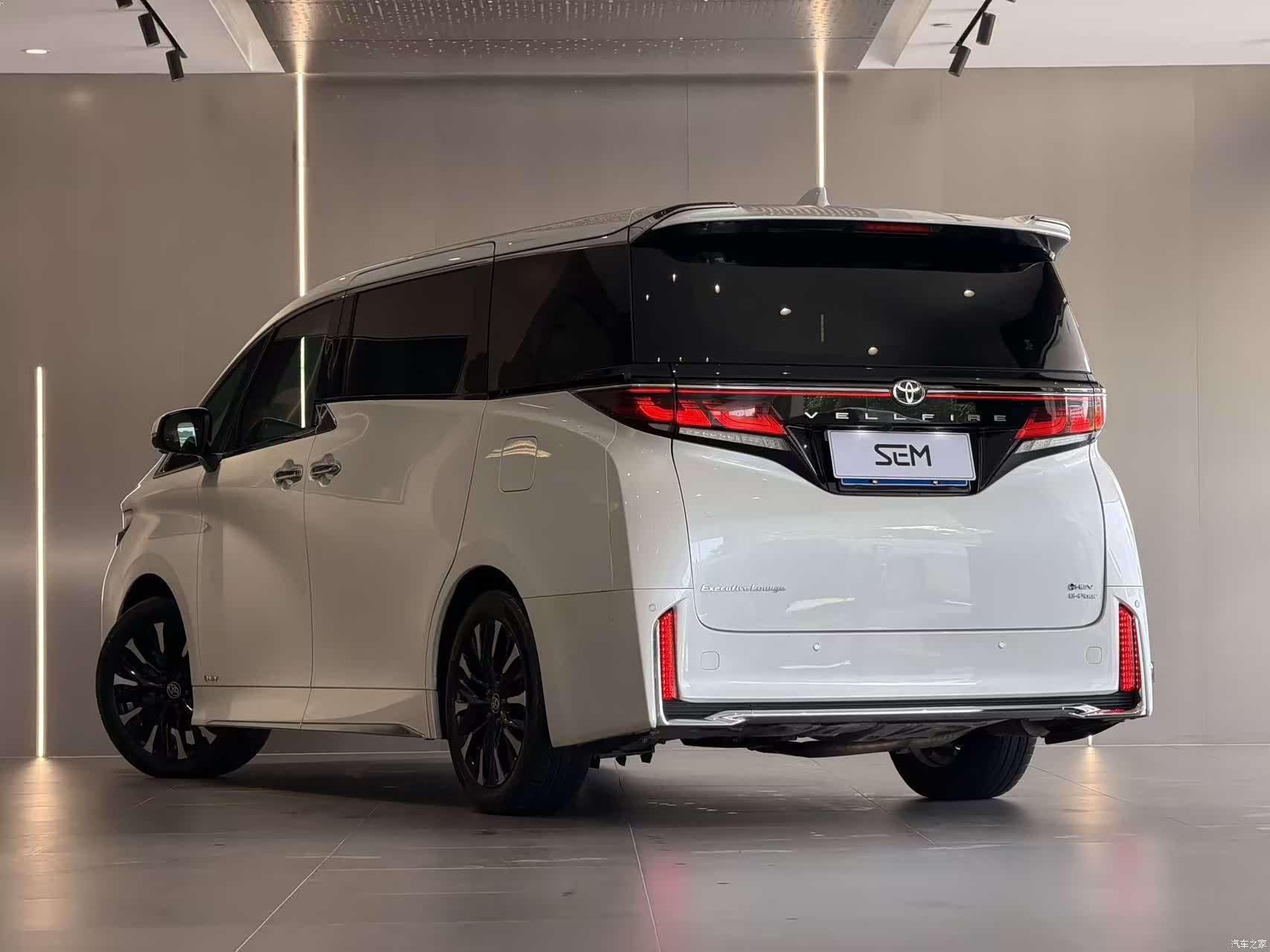 Toyota Vellfire, 2024 4