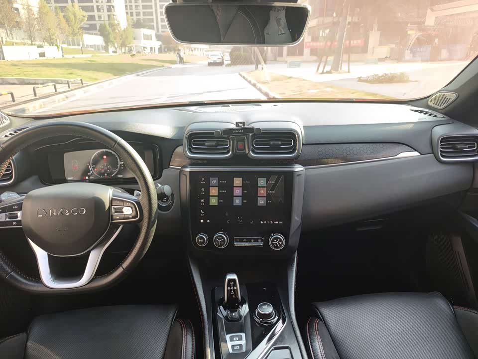 Lynk & Co 03