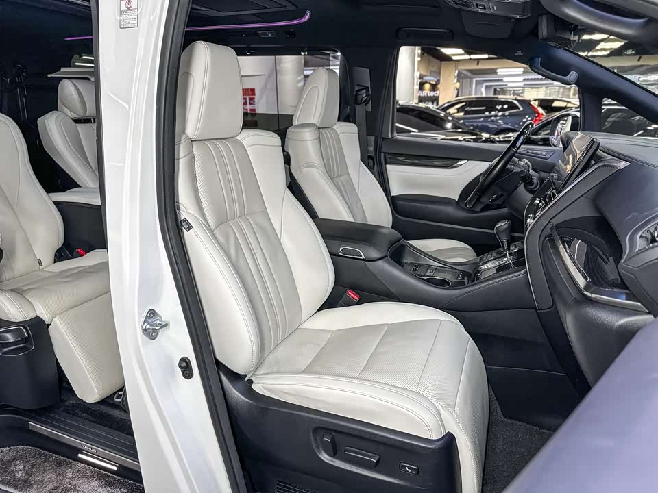Lexus LM Lexus LM