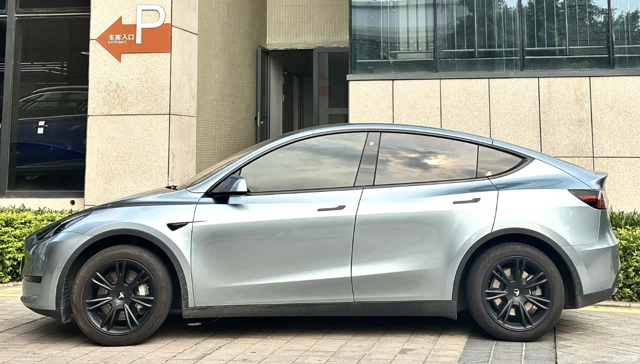 Tesla Model Y, 2023 4